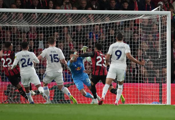 Bournemouth v Leeds United, Premier League, Football, Vitality Stadium, Bournemouth, UK - 22 Apr 2026 James Hill of Bournemouth puts Karl Darlow goalkeeper of Leeds United under pressure. Bournemouth Vitality Stadium Bournemouth UK, UK NEWSPAPERS OUT Copyright: xSeanxRyanx
