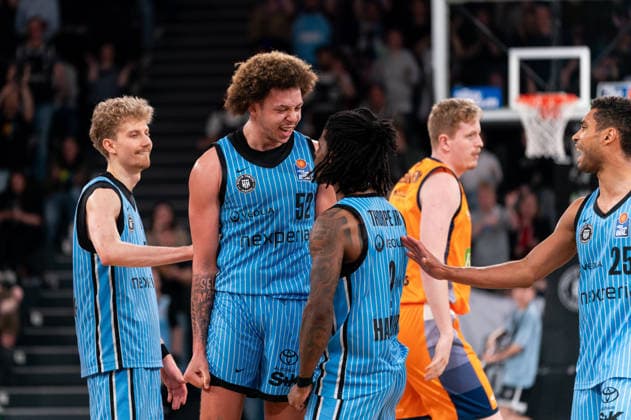 Zacharie Perrin Veolia Towers Hamburg, 52 cheers with Leonard Thorpe Jr Veolia Towers Hamburg, 02 , Zsombor Maronka Veolia Towers Hamburg, 05 , Kenneth Ogbe Veolia Towers Hamburg, 25 , GER, Veolia Towers Hamburg vs Rostock Seawolves, Basketball, Bundesliga, Matchday 13, Season 2025 2026, 22 04 2026 GER, Veolia Towers Hamburg vs Rostock Seawolves, Basketball, Bundesliga, Matchday 13, Season 2025 2026, 22 04 2026 Hamburg Copyright: xEibner-Pressefoto MaxxVincenx EP_MVN
