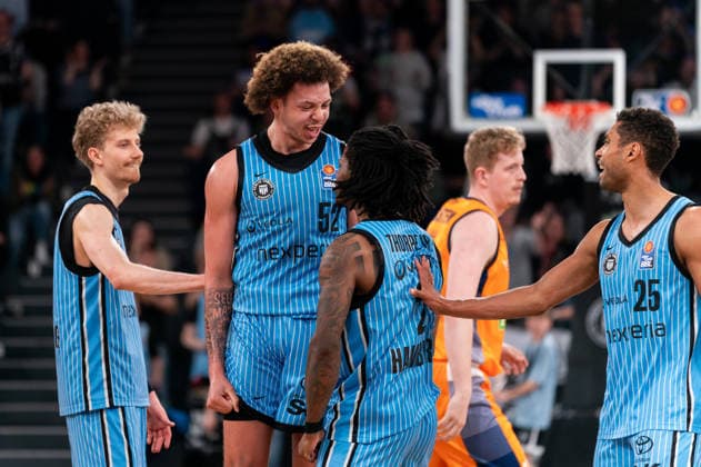 Zacharie Perrin Veolia Towers Hamburg, 52 cheers with Leonard Thorpe Jr Veolia Towers Hamburg, 02 , Zsombor Maronka Veolia Towers Hamburg, 05 , Kenneth Ogbe Veolia Towers Hamburg, 25 , GER, Veolia Towers Hamburg vs Rostock Seawolves, Basketball, Bundesliga, Matchday 13, Season 2025 2026, 22 04 2026 GER, Veolia Towers Hamburg vs Rostock Seawolves, Basketball, Bundesliga, Matchday 13, Season 2025 2026, 22 04 2026 Hamburg Copyright: xEibner-Pressefoto MaxxVincenx EP_MVN