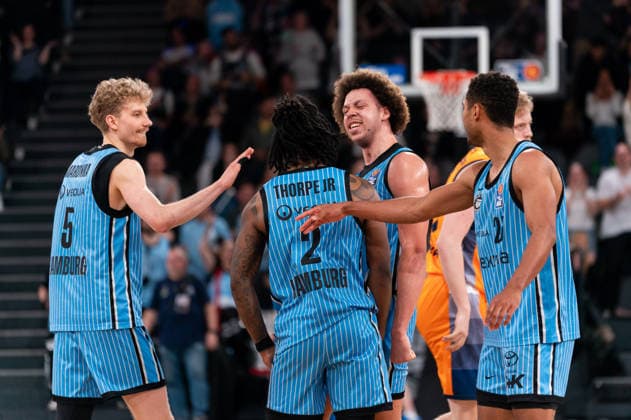 Zacharie Perrin Veolia Towers Hamburg, 52 cheers with Leonard Thorpe Jr Veolia Towers Hamburg, 02 , Zsombor Maronka Veolia Towers Hamburg, 05 , Kenneth Ogbe Veolia Towers Hamburg, 25 , GER, Veolia Towers Hamburg vs Rostock Seawolves, Basketball, Bundesliga, Matchday 13, Season 2025 2026, 22 04 2026 GER, Veolia Towers Hamburg vs Rostock Seawolves, Basketball, Bundesliga, Matchday 13, Season 2025 2026, 22 04 2026 Hamburg Copyright: xEibner-Pressefoto MaxxVincenx EP_MVN