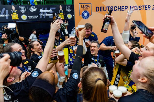 22 04 2026, GER, Volleyball, 1 Bl, Women, Season 25 26, Final PlayOff Best of 5 , VfB 91 Suhl Lotto Thueringen Dresdner SC VfB 91 Suhl Lotto Thueringen wins the PlayOffs, in the picture Laszlo Hollosy VfB 91 Suhl Lotto Thueringen together with his team 98527 Suhl Sporthalle Wolfsgrube Thüringen Germany
