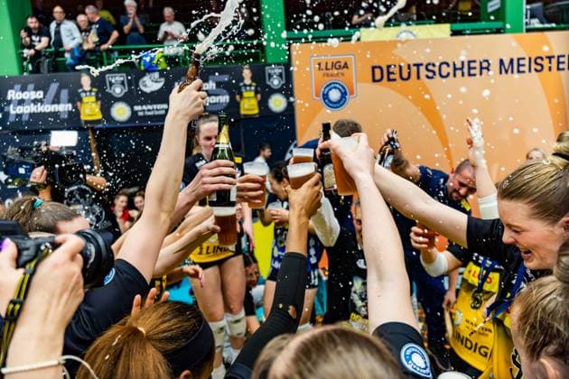 22 04 2026, GER, Volleyball, 1 Bl, Women, Season 25 26, Final PlayOff Best of 5 , VfB 91 Suhl Lotto Thueringen Dresdner SC VfB 91 Suhl Lotto Thueringen wins the PlayOffs, in the picture Laszlo Hollosy VfB 91 Suhl Lotto Thueringen together with his team 98527 Suhl Sporthalle Wolfsgrube Thüringen Germany