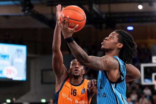 Leonard Thorpe Jr Veolia Towers Hamburg, 02 on a lay-up, Phillip Greene IV Rostock Seawolves, 16 , GER, Veolia Towers Hamburg vs Rostock Seawolves, Basketball, Bundesliga, Matchday 13, Season 2025 2026, 22 04 2026 GER, Veolia Towers Hamburg vs Rostock Seawolves, Basketball, Bundesliga, Matchday 13, Season 2025 2026, 22 04 2026 Hamburg Copyright: xEibner-Pressefoto MaxxVincenx EP_MVN