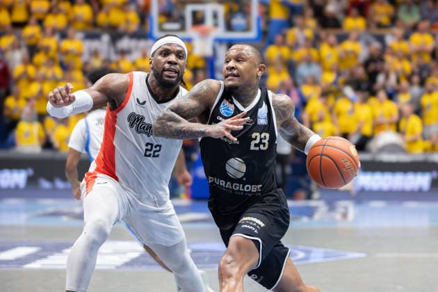 Tim Adetukasi MCR, 22 , Charles Callison MBC, 23 , Syntainics MBC vs Manchester Basketball, European North Basketball League, Final Four, Semi-Final 2025 26, Germany England, 22 04 2026 Weissenfels Stadthalle Sachsen Anhalt Germany