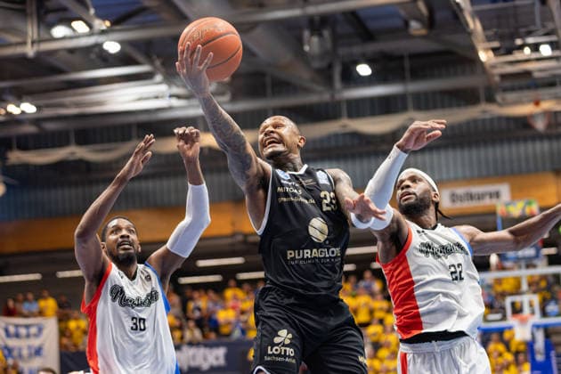 Duke Shelton MCR, 30 , Charles Callison MBC, 23 , Tim Adetukasi MCR, 22 , Syntainics MBC vs Manchester Basketball, European North Basketball League, Final Four, Semi-Final 2025 26, Germany England, 22 04 2026 Weissenfels Stadthalle Sachsen Anhalt Germany
