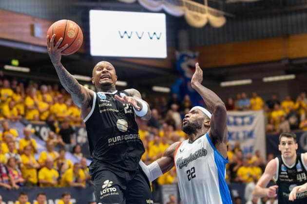 Charles Callison MBC, 23 , Tim Adetukasi MCR, 22 , Syntainics MBC vs Manchester Basketball, European North Basketball League, Final Four, Semi-Final 2025 26, Germany England, 22 04 2026 Weissenfels Stadthalle Sachsen Anhalt Germany