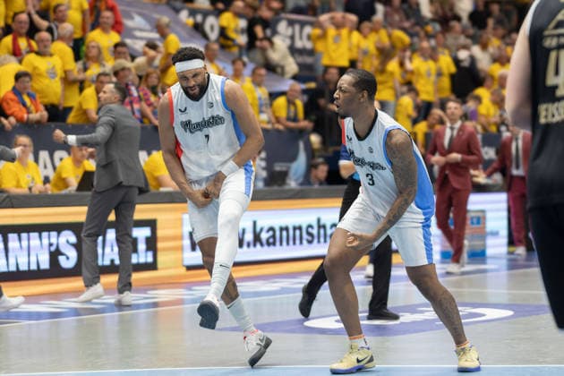 Manchesterv players cheer after the 89 86 victory, Syntainics MBC vs Manchester Basketball, European North Basketball League, Final Four, Semi-Final 2025 26, Germany England, 22 04 2026 Weissenfels Stadthalle Sachsen Anhalt Germany