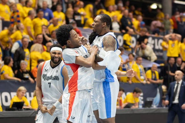Manchesterv players cheer after the 89 86 victory, Syntainics MBC vs Manchester Basketball, European North Basketball League, Final Four, Semi-Final 2025 26, Germany England, 22 04 2026 Weissenfels Stadthalle Sachsen Anhalt Germany