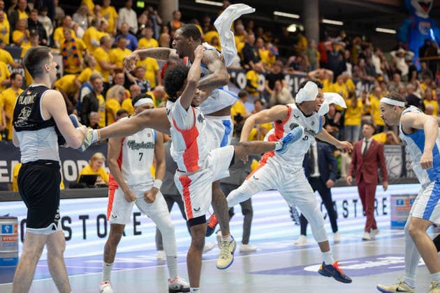 Manchesterv players cheer after the 89 86 victory, Syntainics MBC vs Manchester Basketball, European North Basketball League, Final Four, Semi-Final 2025 26, Germany England, 22 04 2026 Weissenfels Stadthalle Sachsen Anhalt Germany