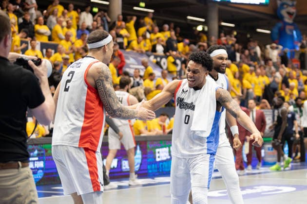 Manchesterv players cheer after the 89 86 victory, Syntainics MBC vs Manchester Basketball, European North Basketball League, Final Four, Semi-Final 2025 26, Germany England, 22 04 2026 Weissenfels Stadthalle Sachsen Anhalt Germany