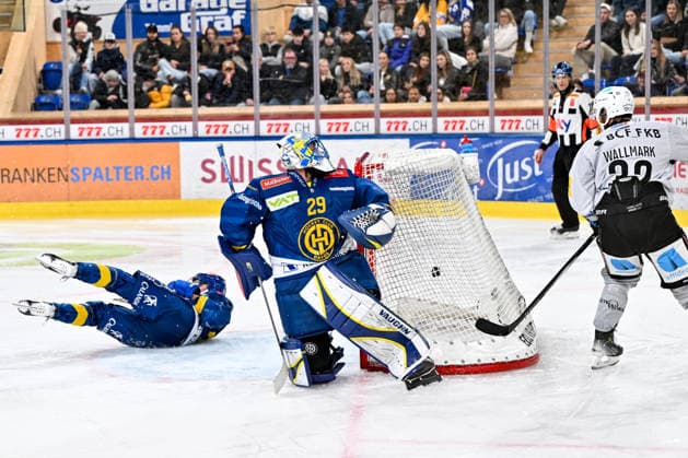 22 04 2026, Davos-Platz, zondacrypto-Arena, NL Final: HC Davos - Fribourg-GottÃ ron, 32 Lucas Wallmark (Fribourg) scores a goal against 29 goalkeeper Sandro Aeschlimann (Davos) Davos-Platz zondacrypto-Arena Graubunden Switzerland *** 22 04 2026, Davos Platz, zondacrypto Arena, NL Final HC Davos Fribourg GottÃ ron, 32 Lucas Wallmark Fribourg scores a goal against 29 goalkeeper Sandro Aeschlimann Davos Davos Platz zondacrypto Arena Graubunden Switzerland Copyright: xJustPictures.ch AndreaxBrancax jp-en-AnBr-AB-22042026AAB_3114