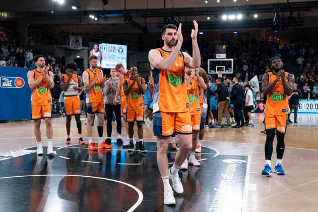 Rostock team disappointed Disappointment after defeat, Owen Klassen Rostock Seawolves, 29 , TJ Crockett Jr Rostock Seawolves, 0 , GER, Veolia Towers Hamburg vs Rostock Seawolves, Basketball, Bundesliga, Matchday 13, Season 2025 2026, 22 04 2026 GER, Veolia Towers Hamburg vs Rostock Seawolves, Basketball, Bundesliga, Matchday 13, Season 2025 2026, 22 04 2026 Hamburg Copyright: xEibner-Pressefoto MaxxVincenx EP_MVN