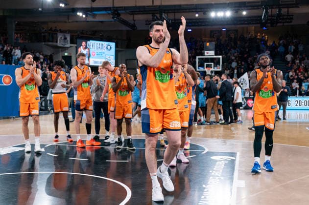 Rostock team disappointed Disappointment after defeat, Owen Klassen Rostock Seawolves, 29 , TJ Crockett Jr Rostock Seawolves, 0 , GER, Veolia Towers Hamburg vs Rostock Seawolves, Basketball, Bundesliga, Matchday 13, Season 2025 2026, 22 04 2026 GER, Veolia Towers Hamburg vs Rostock Seawolves, Basketball, Bundesliga, Matchday 13, Season 2025 2026, 22 04 2026 Hamburg Copyright: xEibner-Pressefoto MaxxVincenx EP_MVN