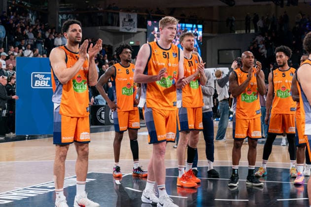 Rostock team disappointed Disappointment after defeat, Dominic Lockhart Rostock Seawolves, 3 , Kassim Nicholson Rostock Seawolves, 8 , Bent Leuchten Rostock Seawolves, 51 , Andy van Vliet Rostock Seawolves, 81 , DeAndre Lansdowne Rostock Seawolves, 9 , D Shawn Schwartz Rostock Seawolves, 5 , GER, Veolia Towers Hamburg vs Rostock Seawolves, Basketball, Bundesliga, Matchday 13, Season 2025 2026, 22 04 2026 GER, Veolia Towers Hamburg vs Rostock Seawolves, Basketball, Bundesliga, Matchday 13, Season 2025 2026, 22 04 2026 Hamburg Copyright: xEibner-Pressefoto MaxxVincenx EP_MVN