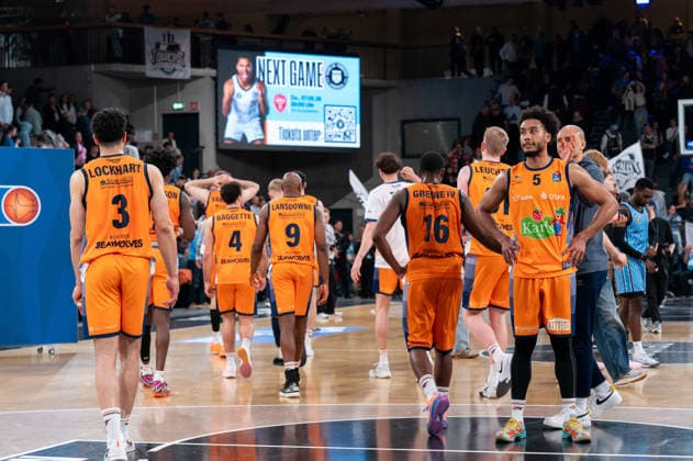 Rostock team disappointed Disappointment after defeat, D Shawn Schwartz Rostock Seawolves, 5 , GER, Veolia Towers Hamburg vs Rostock Seawolves, Basketball, Bundesliga, Matchday 13, Season 2025 2026, 22 04 2026 GER, Veolia Towers Hamburg vs Rostock Seawolves, Basketball, Bundesliga, Matchday 13, Season 2025 2026, 22 04 2026 Hamburg Copyright: xEibner-Pressefoto MaxxVincenx EP_MVN