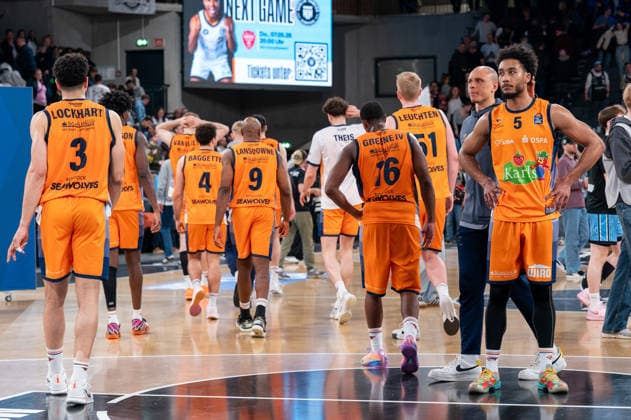 Rostock team disappointed Disappointment after defeat, D Shawn Schwartz Rostock Seawolves, 5 , GER, Veolia Towers Hamburg vs Rostock Seawolves, Basketball, Bundesliga, Matchday 13, Season 2025 2026, 22 04 2026 GER, Veolia Towers Hamburg vs Rostock Seawolves, Basketball, Bundesliga, Matchday 13, Season 2025 2026, 22 04 2026 Hamburg Copyright: xEibner-Pressefoto MaxxVincenx EP_MVN