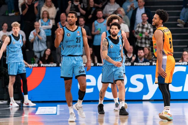 Kenneth Ogbe Veolia Towers Hamburg, 25 cheers, GER, Veolia Towers Hamburg vs Rostock Seawolves, Basketball, Bundesliga, Matchday 13, Season 2025 2026, 22 04 2026 GER, Veolia Towers Hamburg vs Rostock Seawolves, Basketball, Bundesliga, Matchday 13, Season 2025 2026, 22 04 2026 Hamburg Copyright: xEibner-Pressefoto MaxxVincenx EP_MVN
