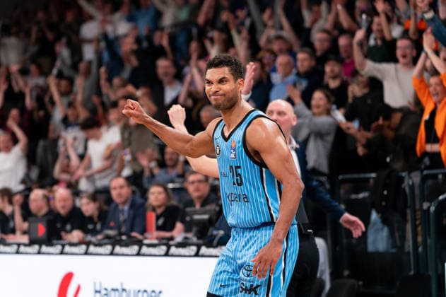 Kenneth Ogbe Veolia Towers Hamburg, 25 cheers after victory end of game, GER, Veolia Towers Hamburg vs Rostock Seawolves, Basketball, Bundesliga, Matchday 13, Season 2025 2026, 22 04 2026 GER, Veolia Towers Hamburg vs Rostock Seawolves, Basketball, Bundesliga, Matchday 13, Season 2025 2026, 22 04 2026 Hamburg Copyright: xEibner-Pressefoto MaxxVincenx EP_MVN