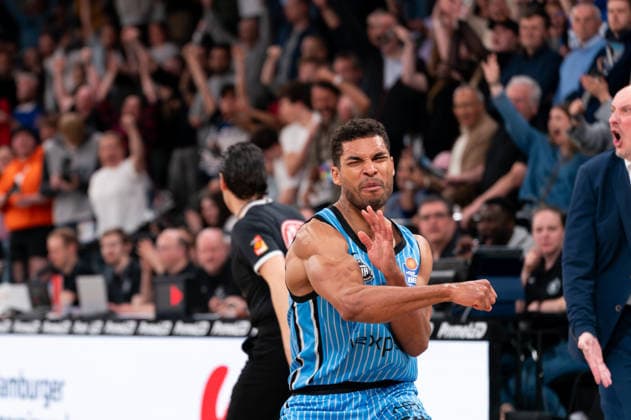 Kenneth Ogbe Veolia Towers Hamburg, 25 cheers after victory end of game, Przemyslaw Frasunkiewicz Rostock Seawolves, coach angry, GER, Veolia Towers Hamburg vs Rostock Seawolves, Basketball, Bundesliga, Matchday 13, Season 2025 2026, 22 04 2026 GER, Veolia Towers Hamburg vs Rostock Seawolves, Basketball, Bundesliga, Matchday 13, Season 2025 2026, 22 04 2026 Hamburg Copyright: xEibner-Pressefoto MaxxVincenx EP_MVN