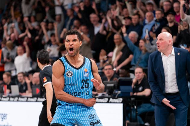Kenneth Ogbe Veolia Towers Hamburg, 25 cheers after victory end of game, Przemyslaw Frasunkiewicz Rostock Seawolves, coach angry, GER, Veolia Towers Hamburg vs Rostock Seawolves, Basketball, Bundesliga, Matchday 13, Season 2025 2026, 22 04 2026 GER, Veolia Towers Hamburg vs Rostock Seawolves, Basketball, Bundesliga, Matchday 13, Season 2025 2026, 22 04 2026 Hamburg Copyright: xEibner-Pressefoto MaxxVincenx EP_MVN