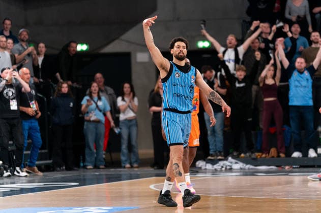 Devon Daniels Veolia Towers Hamburg, 21 cheers after victory end of game, GER, Veolia Towers Hamburg vs Rostock Seawolves, Basketball, Bundesliga, Matchday 13, Season 2025 2026, 22 04 2026 GER, Veolia Towers Hamburg vs Rostock Seawolves, Basketball, Bundesliga, Matchday 13, Season 2025 2026, 22 04 2026 Hamburg Copyright: xEibner-Pressefoto MaxxVincenx EP_MVN