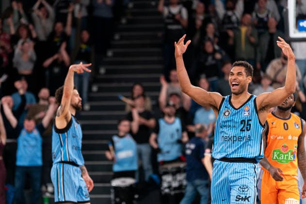 Kenneth Ogbe Veolia Towers Hamburg, 25 and Devon Daniels Veolia Towers Hamburg, 21 cheers after victory end of game, GER, Veolia Towers Hamburg vs Rostock Seawolves, Basketball, Bundesliga, Matchday 13, Season 2025 2026, 22 04 2026 GER, Veolia Towers Hamburg vs Rostock Seawolves, Basketball, Bundesliga, Matchday 13, Season 2025 2026, 22 04 2026 Hamburg Copyright: xEibner-Pressefoto MaxxVincenx EP_MVN