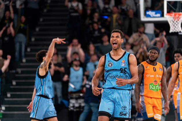 Kenneth Ogbe Veolia Towers Hamburg, 25 and Devon Daniels Veolia Towers Hamburg, 21 cheers after victory end of game, TJ Crockett Jr Rostock Seawolves, 0 disappointed disappointment, GER, Veolia Towers Hamburg vs Rostock Seawolves, Basketball, Bundesliga, Matchday 13, Season 2025 2026, 22 04 2026 GER, Veolia Towers Hamburg vs Rostock Seawolves, Basketball, Bundesliga, Matchday 13, Season 2025 2026, 22 04 2026 Hamburg Copyright: xEibner-Pressefoto MaxxVincenx EP_MVN