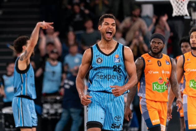 Kenneth Ogbe Veolia Towers Hamburg, 25 and Devon Daniels Veolia Towers Hamburg, 21 cheers after victory end of game, TJ Crockett Jr Rostock Seawolves, 0 disappointed disappointment, GER, Veolia Towers Hamburg vs Rostock Seawolves, Basketball, Bundesliga, Matchday 13, Season 2025 2026, 22 04 2026 GER, Veolia Towers Hamburg vs Rostock Seawolves, Basketball, Bundesliga, Matchday 13, Season 2025 2026, 22 04 2026 Hamburg Copyright: xEibner-Pressefoto MaxxVincenx EP_MVN