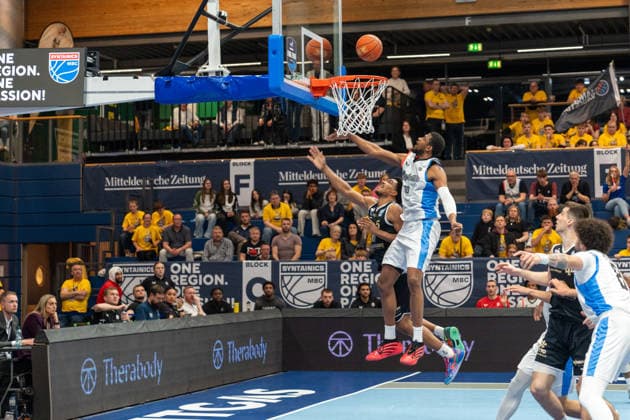 Marcus Foster Syntainics MBC, 05 in duel against Duke Shelton Manchester Basketball Club, 30 GER, Syntainics MBC vs Manchester Basketball Club, Basketball, European North Basketball League, semi-finals, 2025 2026 season, 22 04 2026 GER, Syntainics MBC vs Manchester Basketball Club, Basketball, European North Basketball League, semi-finals, 2025 2026 season, 22 04 2026 Weissenfels Copyright: xEibner-Pressefoto PiaxSchindlerx EP_PSR