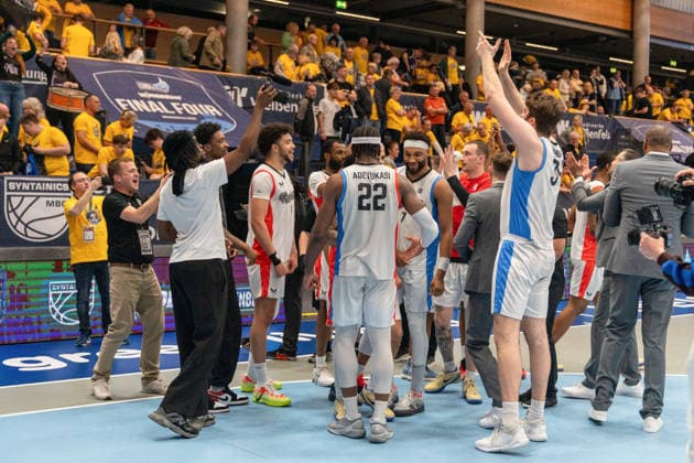 Cheers from the players of Manchester Basketball Club GER, Syntainics MBC vs Manchester Basketball Club, Basketball, European North Basketball League, semi-finals, 2025 2026 season, 22 04 2026 GER, Syntainics MBC vs Manchester Basketball Club, Basketball, European North Basketball League, semi-finals, 2025 2026 season, 22 04 2026 Weissenfels Copyright: xEibner-Pressefoto PiaxSchindlerx EP_PSR