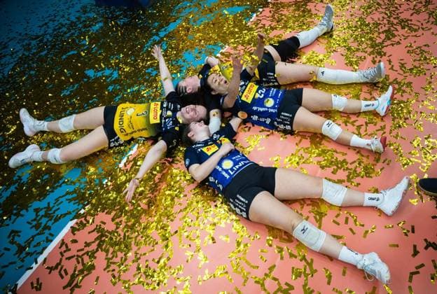 VOLLEYBALL WOMEN FINAL 3 GAME 1 BL SUHL DRESDNER SC FOR EDITORIAL PURPOSES ONLY EDITORIAL USE ONLY p 22 04 2026 Suhl Volleyball 1 Bundesliga Season 2025 2026 Women Playoffs Final 3 Game Wolfsgrube VfB Suhl LOTTO Thüringen Dresdner SC in photo Huge cheers from the Suhl volleyball players after winning the German championship, here Germany Thueringen Suhl Copyright SaschaxFromm Copyright: SaschaxFromm doc85j71wpfx941ktcdeimt ,EDITORIAL USE ONLY Copyright: SaschaxFromm