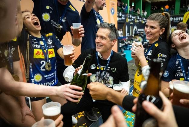 VOLLEYBALL WOMEN FINAL 3 GAME 1 BL SUHL DRESDNER SC FOR EDITORIAL PURPOSES ONLY EDITORIAL USE ONLY p 22 04 2026 Suhl Volleyball 1 Bundesliga Season 2025 2026 Women Playoffs Final 3 Game Wolfsgrube VfB Suhl LOTTO Thüringen Dresdner SC in photo Huge cheers from the Suhl volleyball players after winning the German championship, here Germany Thueringen Suhl Copyright SaschaxFromm Copyright: SaschaxFromm doc85j71wv76ls10lg0x1upn ,EDITORIAL USE ONLY Copyright: SaschaxFromm