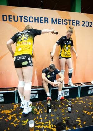 VOLLEYBALL WOMEN FINAL 3 GAME 1 BL SUHL DRESDNER SC FOR EDITORIAL PURPOSES ONLY EDITORIAL USE ONLY p 22 04 2026 Suhl Volleyball 1 Bundesliga Season 2025 2026 Women Playoffs Final 3 Game Wolfsgrube VfB Suhl LOTTO Thüringen Dresdner SC in photo Huge cheers from the Suhl volleyball players after winning the German championship, here Germany Thueringen Suhl Copyright SaschaxFromm Copyright: SaschaxFromm doc85j71wxgl1jw499b1rmw ,EDITORIAL USE ONLY Copyright: SaschaxFromm