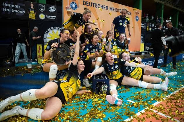 VOLLEYBALL WOMEN FINAL 3 GAME 1 BL SUHL DRESDNER SC FOR EDITORIAL PURPOSES ONLY EDITORIAL USE ONLY p 22 04 2026 Suhl Volleyball 1 Bundesliga Season 2025 2026 Women Playoffs Final 3 Game Wolfsgrube VfB Suhl LOTTO Thüringen Dresdner SC in photo Huge cheers from the Suhl volleyball players after winning the German championship, here Germany Thueringen Suhl Copyright SaschaxFromm Copyright: SaschaxFromm doc85j71x5ch9yk0neg1s97 ,EDITORIAL USE ONLY Copyright: SaschaxFromm