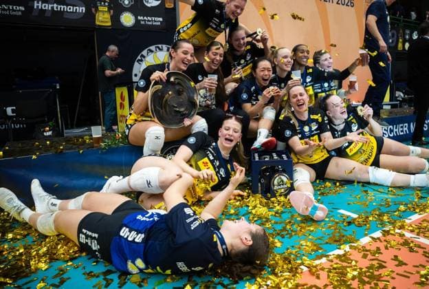 VOLLEYBALL WOMEN FINAL 3 GAME 1 BL SUHL DRESDNER SC FOR EDITORIAL PURPOSES ONLY EDITORIAL USE ONLY p 22 04 2026 Suhl Volleyball 1 Bundesliga Season 2025 2026 Women Playoffs Final 3 Game Wolfsgrube VfB Suhl LOTTO Thüringen Dresdner SC in photo Huge cheers from the Suhl volleyball players after winning the German championship Germany Thueringen Suhl Copyright SaschaxFromm Copyright: SaschaxFromm doc85j71x7jn2910ss8r1iup ,EDITORIAL USE ONLY Copyright: SaschaxFromm