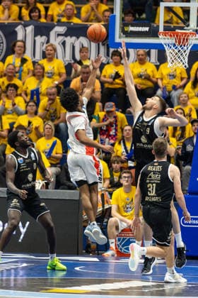 GER, ENBL VIMODROM Final 4, Semi-Final 2, SYNTAINICS MBC Manchester Basketball 22 04 2026, Stadthalle, Weißenfels, GER, ENBL VIMODROM Final 4, Semi-Final 2, SYNTAINICS MBC Manchester Basketball Jordon Johnson Manchester Basketball, 11 , Kresimir Nikic Syntainics MBC, 9 Â Photo Alexander Trienitz Weißenfels Stadthalle Sachsen Anhalt Germany