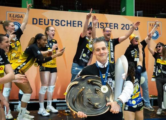 VOLLEYBALL WOMEN FINAL 3 GAME 1 BL SUHL DRESDNER SC FOR EDITORIAL PURPOSES ONLY EDITORIAL USE ONLY p 22 04 2026 Suhl Volleyball 1 Bundesliga Season 2025 2026 Women Playoffs Final 3 Game Wolfsgrube VfB Suhl LOTTO Thüringen Dresdner SC in the photo Huge cheers from the Suhl volleyball players after winning the German championship, here coach Laszlo Hollosy VfB Suhl LOTTO Thueringen with both trophies Germany Thueringen Suhl Copyright SaschaxFromm Copyright: SaschaxFromm doc85j71xgsskk1aa4fvimt ,EDITORIAL USE ONLY Copyright: SaschaxFromm