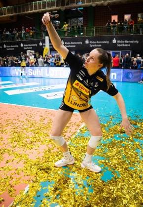 VOLLEYBALL WOMEN FINAL 3 GAME 1 BL SUHL DRESDNER SC FOR EDITORIAL PURPOSES ONLY EDITORIAL USE ONLY p 22 04 2026 Suhl Volleyball 1 Bundesliga Season 2025 2026 Womens Playoffs Final 3 Game Wolfsgrube VfB Suhl LOTTO Thüringen Dresdner SC in photo Huge cheers from the Suhl volleyball players after winning the German championship, here Lara Nagels 3 VfB Suhl LOTTO Thüringen Germany Thueringen Suhl Copyright SaschaxFromm Copyright: SaschaxFromm doc85j71xgvf2r1abqbw1klq ,EDITORIAL USE ONLY Copyright: SaschaxFromm