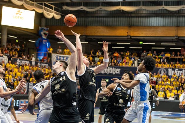 GER, ENBL VIMODROM Final 4, Semi-Final 2, SYNTAINICS MBC Manchester Basketball 22 04 2026, Stadthalle, Weißenfels, GER, ENBL VIMODROM Final 4, Semi-Final 2, SYNTAINICS MBC Manchester Basketball Jure Planinic Syntainics MBC, 44 , Collin Welp Syntainics MBC, 40 Â Photo Alexander Trienitz Weißenfels Stadthalle Sachsen Anhalt Germany