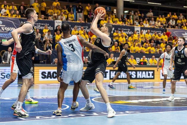 GER, ENBL VIMODROM Final 4, Semifinal 2, SYNTAINICS MBC Manchester Basketball 22 04 2026, Stadthalle, Weißenfels, GER, ENBL VIMODROM Final 4, Semifinal 2, SYNTAINICS MBC Manchester Basketball Nemanja Djurisic Syntainics MBC, 42 , Gabe Osabuohien Manchester Basketball, 3 Â Photo Alexander Trienitz Weißenfels Stadthalle Sachsen Anhalt Germany