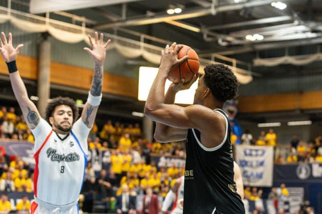 GER, ENBL VIMODROM Final 4, Semi-Final 2, SYNTAINICS MBC Manchester Basketball 22 04 2026, Stadthalle, Weißenfels, GER, ENBL VIMODROM Final 4, Semi-Final 2, SYNTAINICS MBC Manchester Basketball Marcus Foster Syntainics MBC, 5 , DJ Mitchell Manchester Basketball, 8 Â Photo Alexander Trienitz Weißenfels Stadthalle Sachsen Anhalt Germany