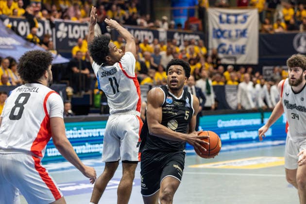 GER, ENBL VIMODROM Final 4, Semi-Final 2, SYNTAINICS MBC Manchester Basketball 22 04 2026, Stadthalle, Weißenfels, GER, ENBL VIMODROM Final 4, Semi-Final 2, SYNTAINICS MBC Manchester Basketball Marcus Foster Syntainics MBC, 5 , Jordon Johnson Manchester Basketball, 11 Â Photo Alexander Trienitz Weißenfels Stadthalle Sachsen Anhalt Germany