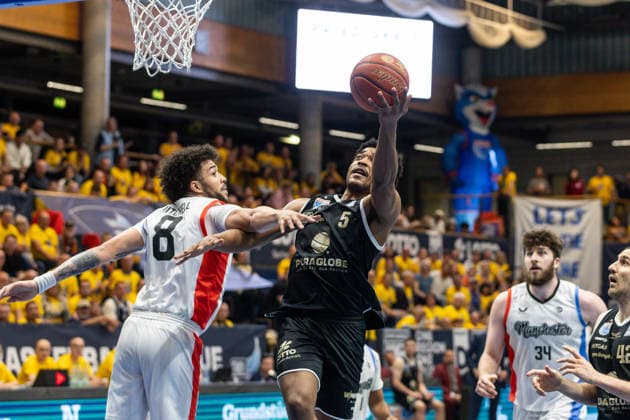 GER, ENBL VIMODROM Final 4, Semi-Final 2, SYNTAINICS MBC Manchester Basketball 22 04 2026, Stadthalle, Weißenfels, GER, ENBL VIMODROM Final 4, Semi-Final 2, SYNTAINICS MBC Manchester Basketball Marcus Foster Syntainics MBC, 5 , DJ Mitchell Manchester Basketball, 8 Â Photo Alexander Trienitz Weißenfels Stadthalle Sachsen Anhalt Germany