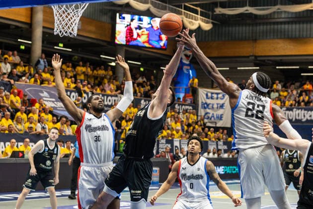 GER, ENBL VIMODROM Final 4, Semi-Final 2, SYNTAINICS MBC Manchester Basketball 22 04 2026, Stadthalle, Weißenfels, GER, ENBL VIMODROM Final 4, Semi-Final 2, SYNTAINICS MBC Manchester Basketball Jure Planinic Syntainics MBC, 44 , Tim Adetukasi Manchester Basketball, 22 Â Photo Alexander Trienitz Weißenfels Stadthalle Sachsen Anhalt Germany