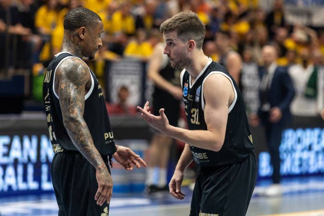 GER, ENBL VIMODROM Final 4, Semi-Final 2, SYNTAINICS MBC Manchester Basketball 22 04 2026, Stadthalle, Weißenfels, GER, ENBL VIMODROM Final 4, Semi-Final 2, SYNTAINICS MBC Manchester Basketball Charles Callison Syntainics MBC, 23 talks with Spencer Reaves Syntainics MBC, 31 Â Photo Alexander Trienitz Weißenfels Stadthalle Sachsen Anhalt Germany