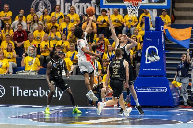 GER, ENBL VIMODROM Final 4, Semi-Final 2, SYNTAINICS MBC Manchester Basketball 22 04 2026, Stadthalle, Weißenfels, GER, ENBL VIMODROM Final 4, Semi-Final 2, SYNTAINICS MBC Manchester Basketball Jordon Johnson Manchester Basketball, 11 , Kresimir Nikic Syntainics MBC, 9 Â Photo Alexander Trienitz Weißenfels Stadthalle Sachsen Anhalt Germany