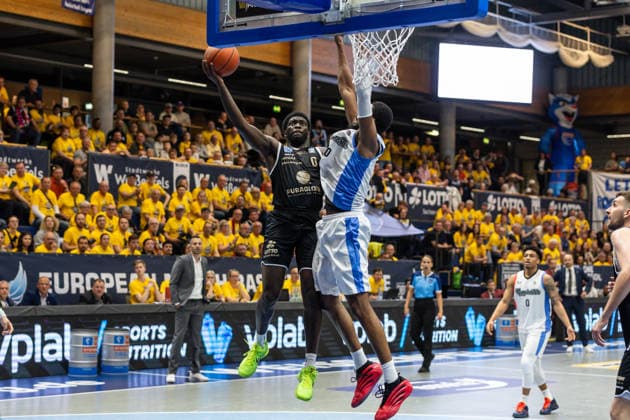GER, ENBL VIMODROM Final 4, Semi-Final 2, SYNTAINICS MBC Manchester Basketball 22 04 2026, Stadthalle, Weißenfels, GER, ENBL VIMODROM Final 4, Semi-Final 2, SYNTAINICS MBC Manchester Basketball Khyri Thomas Syntainics MBC, 0 , Othniel Shelton Manchester Basketball, 30 Â Photo Alexander Trienitz Weißenfels Stadthalle Sachsen Anhalt Germany