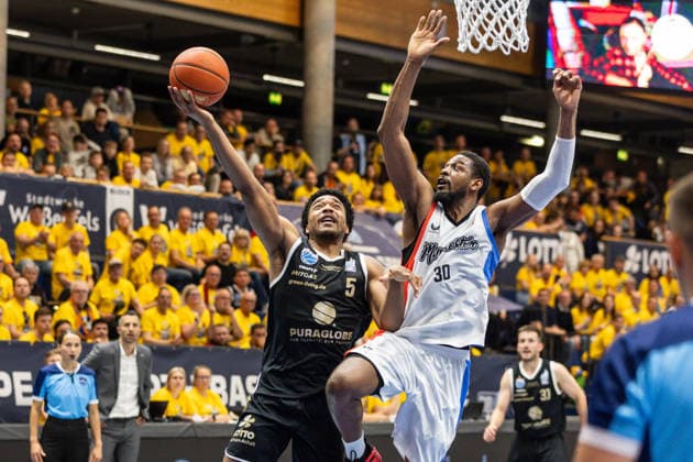 GER, ENBL VIMODROM Final 4, Semi-Final 2, SYNTAINICS MBC Manchester Basketball 22 04 2026, Stadthalle, Weißenfels, GER, ENBL VIMODROM Final 4, Semi-Final 2, SYNTAINICS MBC Manchester Basketball Marcus Foster Syntainics MBC, 5 , Othniel Shelton Manchester Basketball, 30 Â Photo Alexander Trienitz Weißenfels Stadthalle Sachsen Anhalt Germany