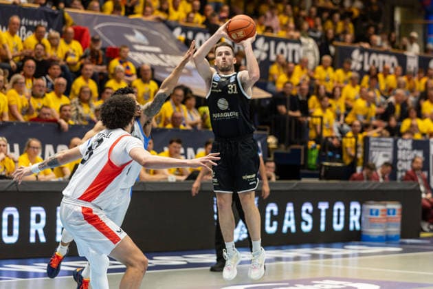 GER, ENBL VIMODROM Final 4, Semi-Final 2, SYNTAINICS MBC Manchester Basketball 22 04 2026, Stadthalle, Weißenfels, GER, ENBL VIMODROM Final 4, Semi-Final 2, SYNTAINICS MBC Manchester Basketball Spencer Reaves Syntainics MBC, 31 , DJ Mitchell Manchester Basketball, 8 Â Photo Alexander Trienitz Weißenfels Stadthalle Sachsen Anhalt Germany