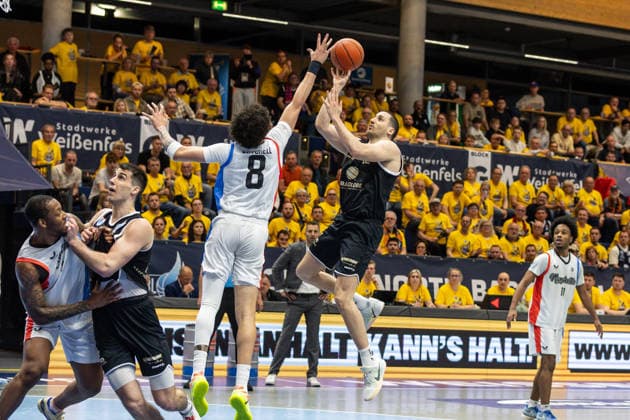 GER, ENBL VIMODROM Final 4, Semi-Final 2, SYNTAINICS MBC Manchester Basketball 22 04 2026, Stadthalle, Weißenfels, GER, ENBL VIMODROM Final 4, Semi-Final 2, SYNTAINICS MBC Manchester Basketball Nemanja Djurisic Syntainics MBC, 42 , DJ Mitchell Manchester Basketball, 8 Â Photo Alexander Trienitz Weißenfels Stadthalle Sachsen Anhalt Germany